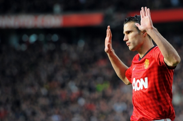 Robin van Persie "slavil" svůj gól omluvným gestem.