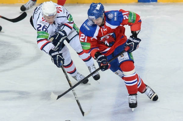 Jakub Klepiš z celku Lev Praha (vpravo) a Jonas Enlund z Novosibirsku.
