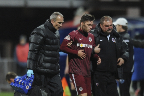 Václav Kadlec v doprovodu lékařů opouští hřiště.