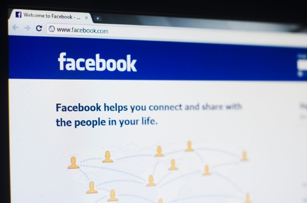 Společnost Facebook v květnu vstoupila na akciový trh Nasdaq s emisní cenou 38 dolarů. Společnost Facebook v květnu vstoupila na akciový trh Nasdaq s emisní cenou 38 dolarů.