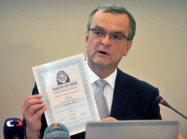 Ministr financí Miroslav Kalousek ukazuje Pamětní list emise, osvědčení o vlastnictví spořicích státních dluhopisů. Ministr financí Miroslav Kalousek ukazuje Pamětní list emise, osvědčení o vlastnictví spořicích státních dluhopisů.