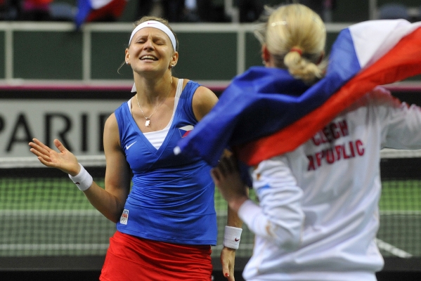 Tenistky Lucie Šafářová (vlevo) a Andrea Hlaváčková baví fanoušky vítězným tancem.