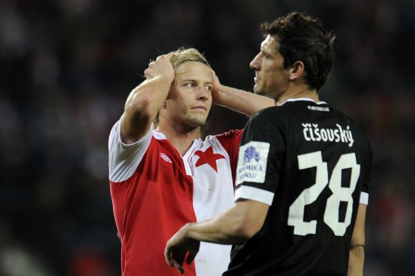 Zleva Tomáš Mičola z SK Slavia Praha a Marián Čišovský z týmu Viktoria Plzeň.
