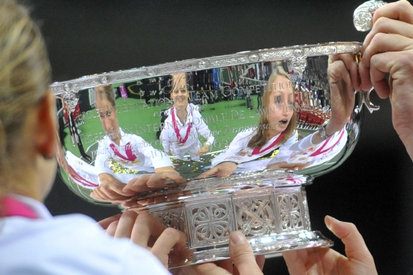 Odrazy českých tenistek ve fedcupové trofeji.