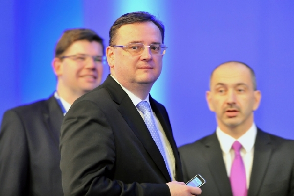 Znovu zvolený předseda ODS Petr Nečas. V pozadí nový místopředseda strany Jiří Pospíšil (vlevo) a první místopředseda Martin Kuba (vpravo). Znovu zvolený předseda ODS Petr Nečas. V pozadí nový místopředseda strany Jiří Pospíšil (vlevo) a první místopředseda Martin Kuba (vpravo).