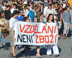 Podle Petra Nečase by se studenti měli finančně podílet na svém vzdělání. Proti zavedení školného se však v minulosti studenti bouřili.