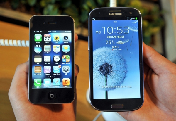 Pro konformně smýšlející osoby je vlastnictví "smartphonu" povinností. Vlevo iPhone 4s, vpravo Samsung Galaxy S3.