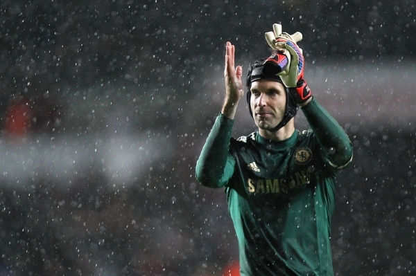 Petr Čech bojoval při utkání s kroupami.