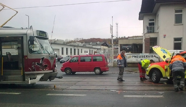 V Praze se srazila tramvaj s autem záchranné služby.