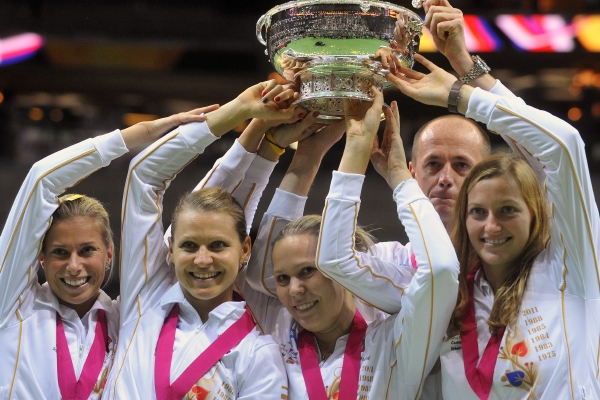 Tým českých tenistek znovu ovládl Fed Cup. A pořádně to oslavil.