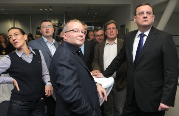 Tomáš Chalupa (uprostřed) se obává, že pravděpodobnost, že vláda padne, je vysoká.