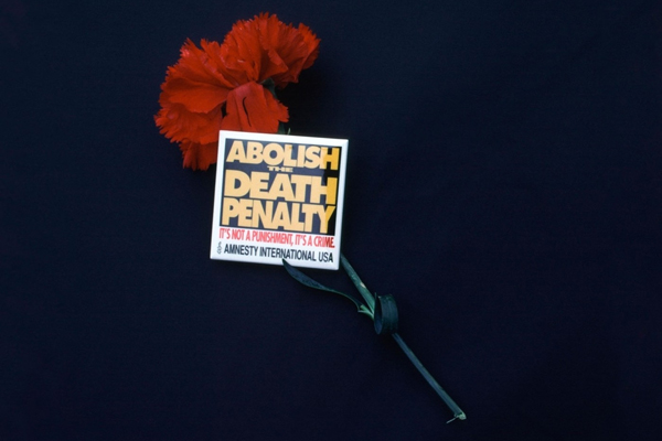 Symbol Amnesty International při akcích proti trestu smrti v USA.