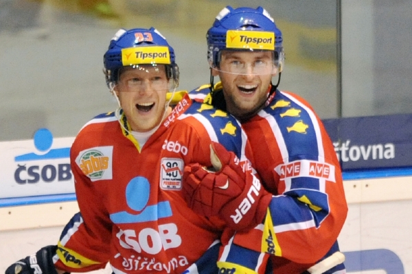 Jakub Kindl (vpravo) se spoluhráčem z Pardubic Alešem Hemským.