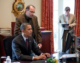 Obamův poradce Axelrod (za prezidentem) vsadil na svého chlebodárce vlastní knír.