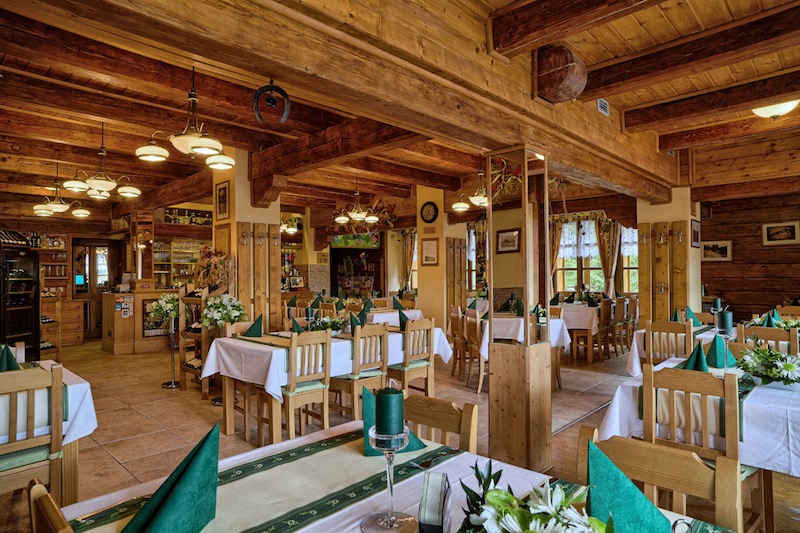 Po horské túře i odpočinku v sauně není pak nic lepšího než se pohodlně usadit v nekuřácké restauraci.