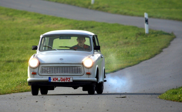 To je ten pryskyřicový zázrak - vůz s hrdým názvem Trabant.