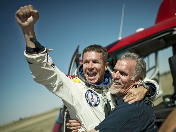 Třiačtyřicetiletý Baumgartner ohromil svět, když skočil z výšky 39 kilometrů.