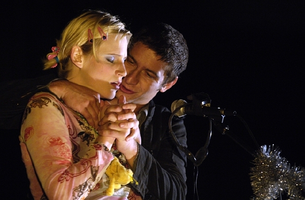 Herci Klára Štěpánková a Marek Němec v premiéře hry britského dramatika Philipa Ridleye Rtuť, kterou společně s Divadlem Letí nazkoušel režisér filmu Restart Julius Ševčík v bývalé hale ČKD v Thámově ulici v pražském Karlíně (ilustrační foto). Herci Klára Štěpánková a Marek Němec v premiéře hry britského dramatika Philipa Ridleye Rtuť, kterou společně s Divadlem Letí nazkoušel režisér filmu Restart Julius Ševčík v bývalé hale ČKD v Thámově ulici v pražském Karlíně (ilustrační foto).