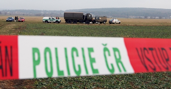 Chrudimské letiště 28. ledna 2009: policie na místě neštěstí. Chrudimské letiště 28. ledna 2009: policie na místě neštěstí.