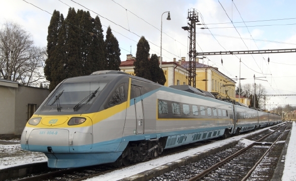 České dráhy nabídly cestujícím se zakoupenou jízdenkou na Leo Express 50procentní slevu na cestu pendolinem. České dráhy nabídly cestujícím se zakoupenou jízdenkou na Leo Express 50procentní slevu na cestu pendolinem.