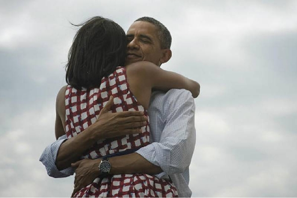 Tuto fotografii zveřejnil Obama na Twitteru krátce po oznámení odhadů výsledků prezidentských voleb.