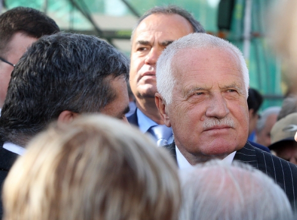 Václav Klaus v Chrastavě těsně poté, co byl napaden Pavlem Vondroušem. Václav Klaus v Chrastavě těsně poté, co byl napaden Pavlem Vondroušem.