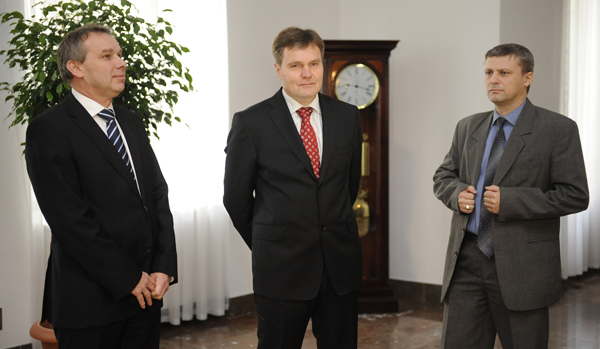 Noví poslanci: exposlanec Pavel Bohatec (uprostřed), náměstek kladenského primátora Miroslav Bernášek (vlevo) a bývalý místostarosta Kolína Roman Pekárek (vpravo)