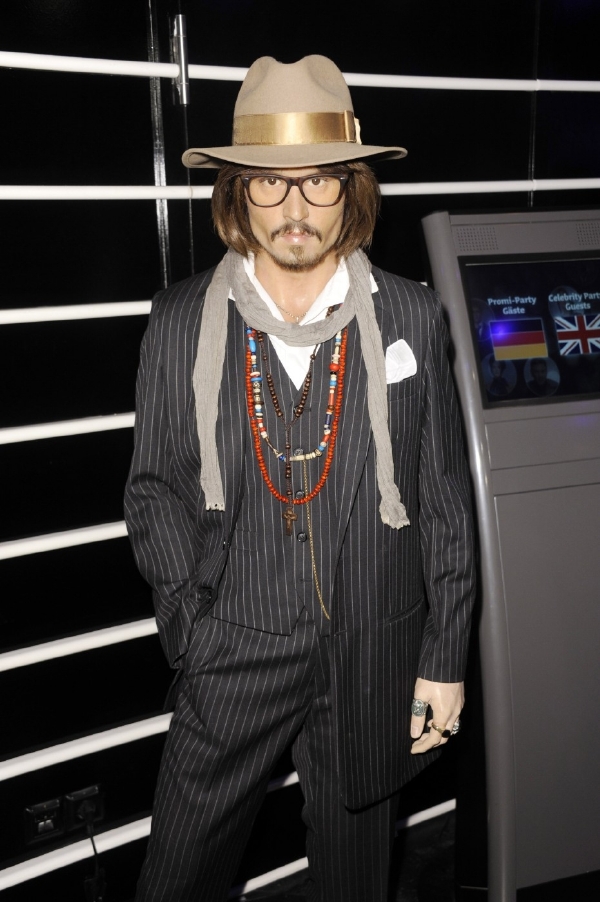 Johnnyho zachránil typický outfit.