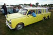 Zářivě žlutý trabant předělaný na limuzínu. I tak se dá vyhrát se starým autem. (Foto: archiv)