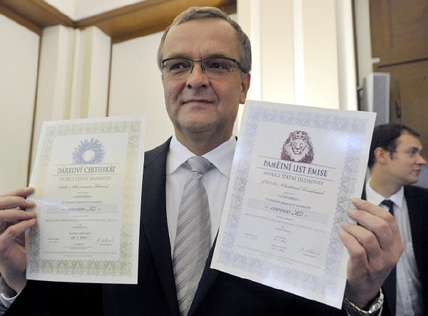Ministr financí Miroslav Kalousek hodlá kvůli velkému zájmu o spořící státní dluhopisy prodloužit upisovací období až do konce listopadu. Ministr financí Miroslav Kalousek hodlá kvůli velkému zájmu o spořící státní dluhopisy prodloužit upisovací období až do konce listopadu.