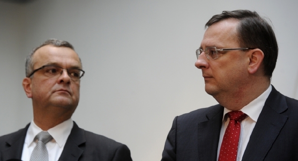 Ministr financí Miroslav Kalousek (vlevo) a předseda vlády Petr Nečas (vpravo). Ministr financí Miroslav Kalousek (vlevo) a předseda vlády Petr Nečas (vpravo).