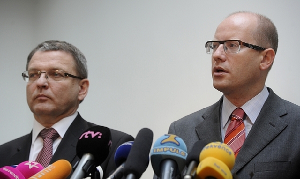 ČSSD chce zabránit schválení konsolidačního balíčku. Na snímku vlevo Lubomír Zaorálek (místopředseda sociálních demokratů) a Bohuslav Sobotka (předseda ČSSD). ČSSD chce zabránit schválení konsolidačního balíčku. Na snímku vlevo Lubomír Zaorálek (místopředseda sociálních demokratů) a Bohuslav Sobotka (předseda ČSSD).