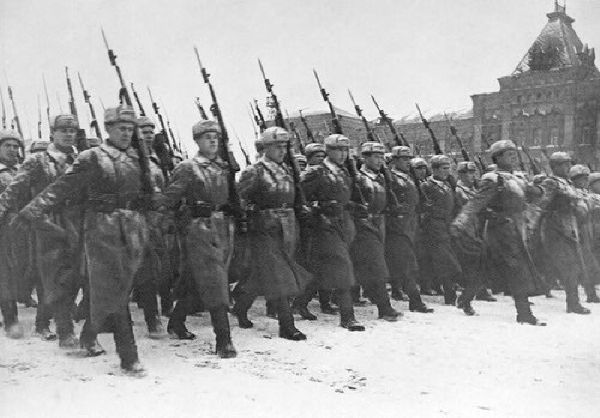  Moskva roku 1941. Z vojenské přehlídky rovnou na frontu.