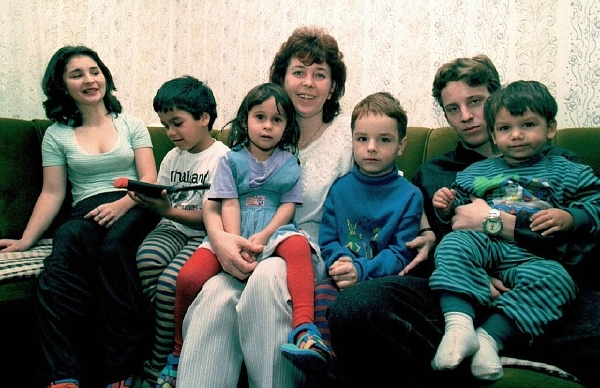 Předloha má pěstounství zprofesionalizovat. Pěstouni by dostávali vyšší odměnu, a to i v době, v níž by o žádné dítě zrovna nepečovali (ilustrační foto). Předloha má pěstounství zprofesionalizovat. Pěstouni by dostávali vyšší odměnu, a to i v době, v níž by o žádné dítě zrovna nepečovali (ilustrační foto).