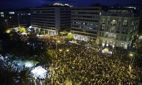 Demonstraci proti úsporám svolaly velké řecké odbory, opoziční radikální levice a komunisté. Demonstraci proti úsporám svolaly velké řecké odbory, opoziční radikální levice a komunisté.