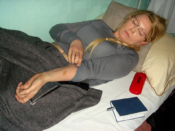 Tymošenková drží hladovku v charkovské železniční nemocnici, kde si už řadu měsíců pod dohledem německých lékařů léčí nemocnou páteř. Tymošenková drží hladovku v charkovské železniční nemocnici, kde si už řadu měsíců pod dohledem německých lékařů léčí nemocnou páteř.