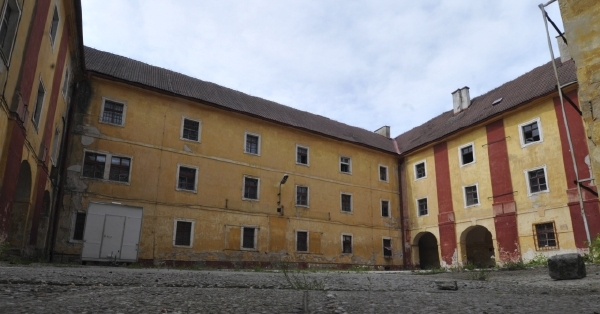 Zchátralá jezuitská kolej. Zchátralá jezuitská kolej.