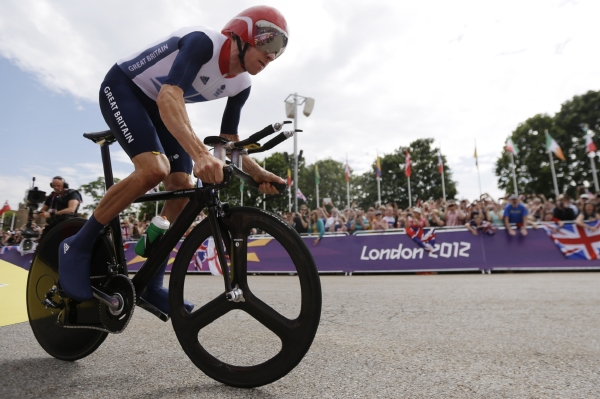 Vítěze Tour de France a olympijské časovky Bradleyho Wigginse srazilo při tréninku auto. Vítěze Tour de France a olympijské časovky Bradleyho Wigginse srazilo při tréninku auto.