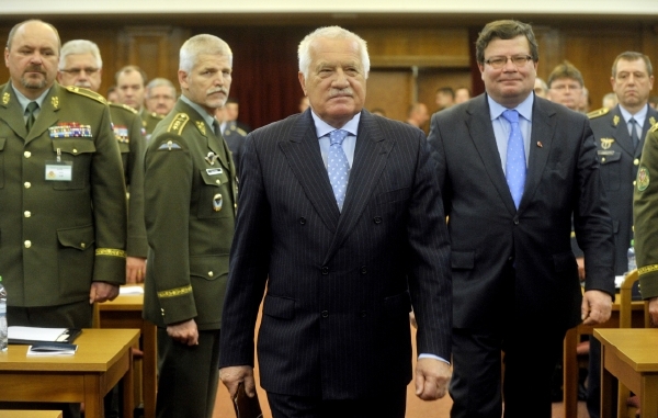Prezident mluvil k účastníkům shromáždění.