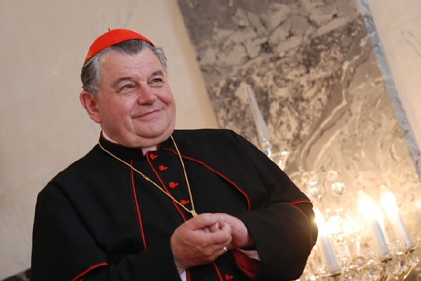 Kardinál je podle svých facebookových stránek rád, že složitě vyjednaný kompromis byl nakonec schválen a že se po více než 20 letech otázka církevních restitucí konečně uzavře.
