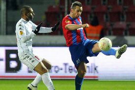 Pavel Horváth (vpravo) v souboji s Tel Avivem.