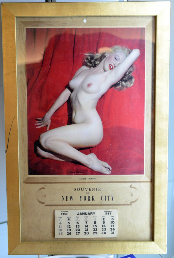 Nahá Marilyn Monroe na obálce kalendáře z roku 1953.
