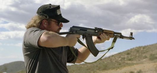 Američan střílí z AK-47.