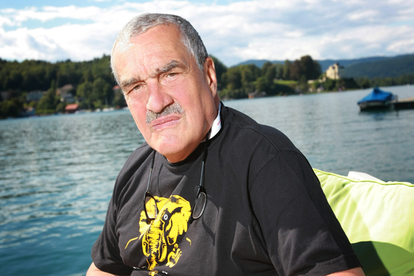Ministr zahraničí Karel Schwarzenberg.