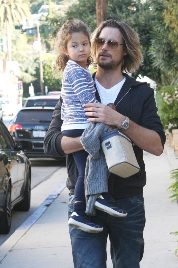 Otcem malé Nahly je model Gabriel Aubry.