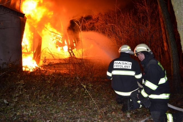 V Bulovce na Liberecku hoří skládka odpadu. Hasiči nechávají tuny textilu vyhořet. V Bulovce na Liberecku hoří skládka odpadu. Hasiči nechávají tuny textilu vyhořet.