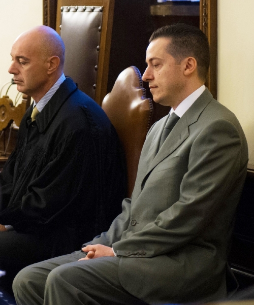 Papežův komorník Paolo Gabriele u soudu (vpravo). Papežův komorník Paolo Gabriele u soudu (vpravo).