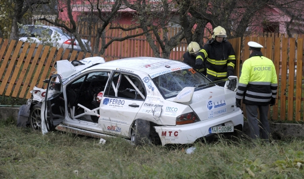 Havárie vozu Mitsubishi Lancer si vyžádala čtyři oběti.