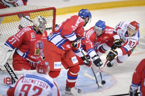 Gólman Pavelec v akci.