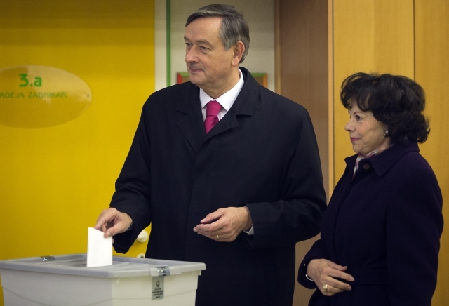 Danilo Türk s manželkou u voleb.